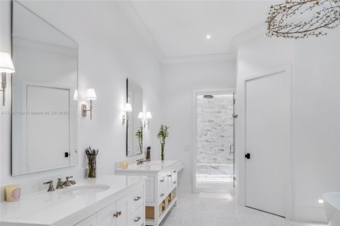 House in Coral Gables, Florida 6 bedrooms, 609.62 sq.m. № 1893330 - photo 27