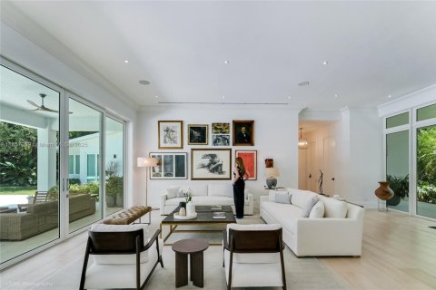 House in Coral Gables, Florida 6 bedrooms, 609.62 sq.m. № 1893330 - photo 5