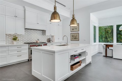 House in Coral Gables, Florida 6 bedrooms, 609.62 sq.m. № 1893330 - photo 16