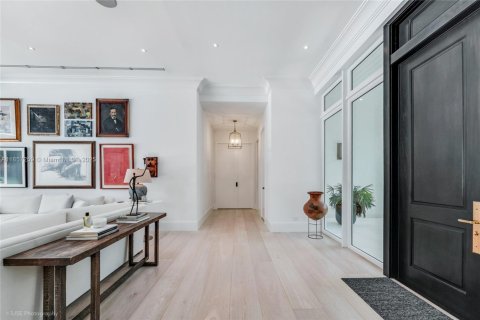House in Coral Gables, Florida 6 bedrooms, 609.62 sq.m. № 1893330 - photo 17