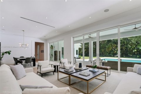 House in Coral Gables, Florida 6 bedrooms, 609.62 sq.m. № 1893330 - photo 7