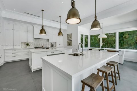 House in Coral Gables, Florida 6 bedrooms, 609.62 sq.m. № 1893330 - photo 15