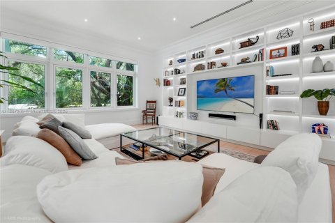 House in Coral Gables, Florida 6 bedrooms, 609.62 sq.m. № 1893330 - photo 11