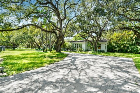 House in Coral Gables, Florida 6 bedrooms, 609.62 sq.m. № 1893330 - photo 3