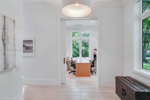 House in Coral Gables, Florida 6 bedrooms, 609.62 sq.m. № 1893330 - photo 20