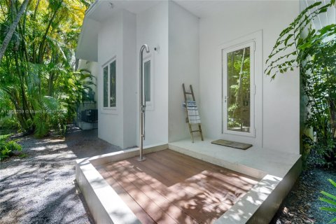 House in Coral Gables, Florida 6 bedrooms, 609.62 sq.m. № 1893330 - photo 30