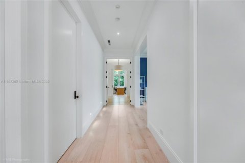 House in Coral Gables, Florida 6 bedrooms, 609.62 sq.m. № 1893330 - photo 19