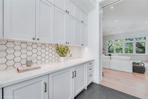 House in Coral Gables, Florida 6 bedrooms, 609.62 sq.m. № 1893330 - photo 13