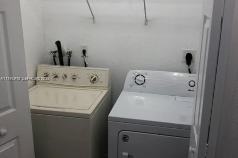 Townhouse in Homestead, Florida 4 bedrooms, 132.2 sq.m. № 2056424 - photo 23