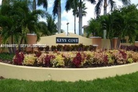 Townhouse in Homestead, Florida 4 bedrooms, 132.2 sq.m. № 2056424