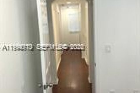 Townhouse in Homestead, Florida 4 bedrooms, 132.2 sq.m. № 2056424 - photo 13