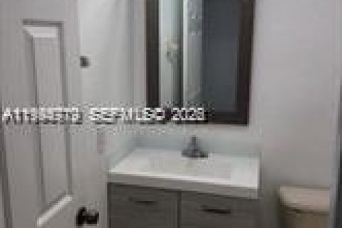 Townhouse in Homestead, Florida 4 bedrooms, 132.2 sq.m. № 2056424 - photo 15