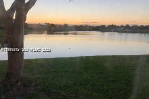 Townhouse in Homestead, Florida 4 bedrooms, 132.2 sq.m. № 2056424 - photo 4