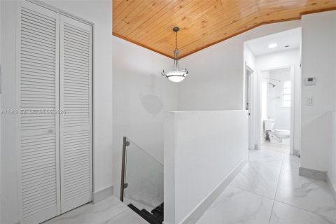 House in Miami, Florida 4 bedrooms, 186.18 sq.m. № 2025698 - photo 13