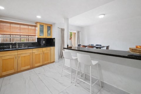 House in Miami, Florida 4 bedrooms, 186.18 sq.m. № 2025698 - photo 6