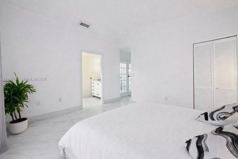 House in Miami, Florida 4 bedrooms, 186.18 sq.m. № 2025698 - photo 15