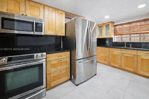 House in Miami, Florida 4 bedrooms, 186.18 sq.m. № 2025698 - photo 5