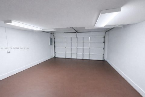 House in Miami, Florida 4 bedrooms, 186.18 sq.m. № 2025698 - photo 21