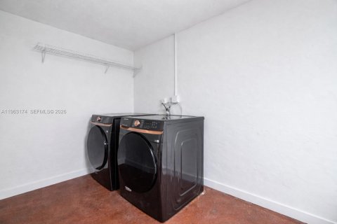 House in Miami, Florida 4 bedrooms, 186.18 sq.m. № 2025698 - photo 22