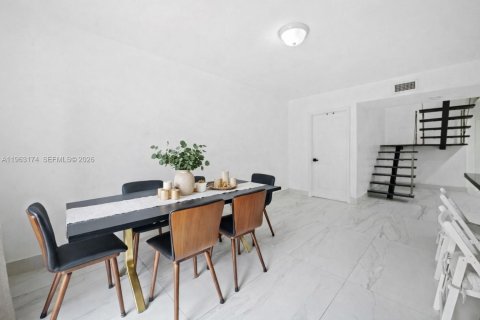 House in Miami, Florida 4 bedrooms, 186.18 sq.m. № 2025698 - photo 11