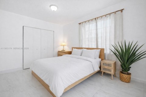 House in Miami, Florida 4 bedrooms, 186.18 sq.m. № 2025698 - photo 7