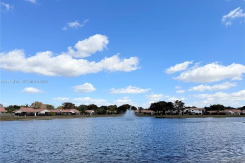 House in Miami, Florida 4 bedrooms, 186.18 sq.m. № 2025698 - photo 26