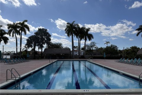 House in Miami, Florida 4 bedrooms, 186.18 sq.m. № 2025698 - photo 30