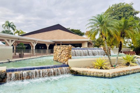 House in Miami, Florida 4 bedrooms, 186.18 sq.m. № 2025698 - photo 28