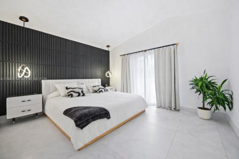 House in Miami, Florida 4 bedrooms, 186.18 sq.m. № 2025698 - photo 14