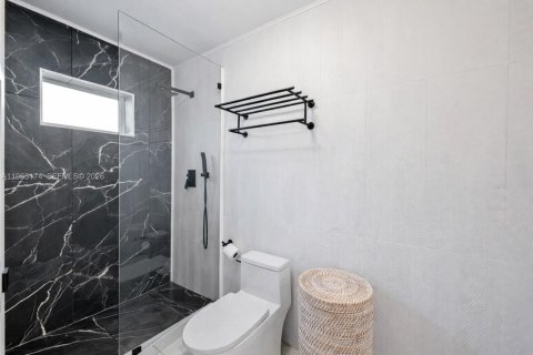 House in Miami, Florida 4 bedrooms, 186.18 sq.m. № 2025698 - photo 17