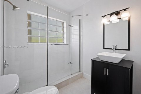 House in Miami, Florida 4 bedrooms, 186.18 sq.m. № 2025698 - photo 20