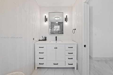 House in Miami, Florida 4 bedrooms, 186.18 sq.m. № 2025698 - photo 16