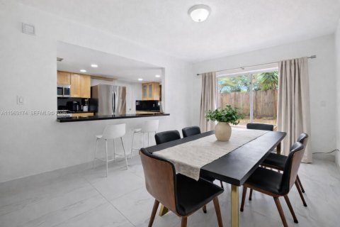 House in Miami, Florida 4 bedrooms, 186.18 sq.m. № 2025698 - photo 3