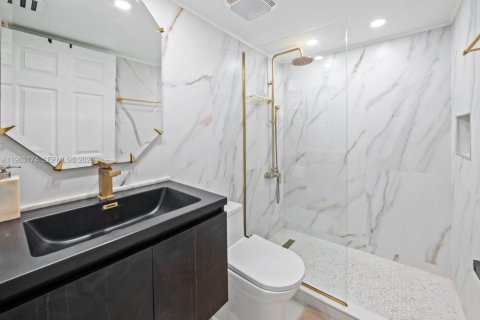 House in Miami, Florida 4 bedrooms, 186.18 sq.m. № 2025698 - photo 12