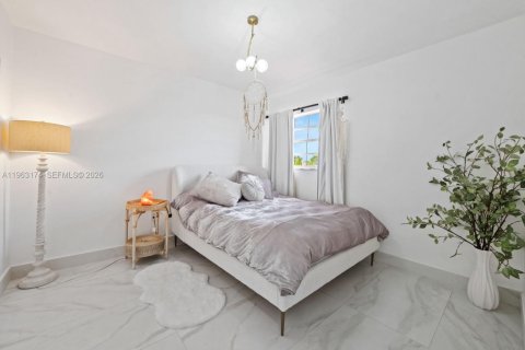 House in Miami, Florida 4 bedrooms, 186.18 sq.m. № 2025698 - photo 18