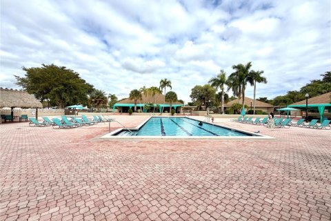 House in Miami, Florida 4 bedrooms, 186.18 sq.m. № 2025698 - photo 29