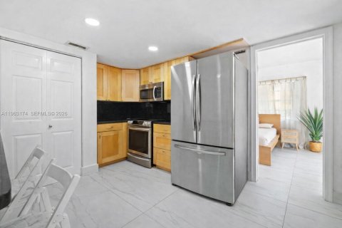 House in Miami, Florida 4 bedrooms, 186.18 sq.m. № 2025698 - photo 4