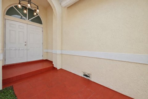 House in Miami, Florida 4 bedrooms, 186.18 sq.m. № 2025698 - photo 25