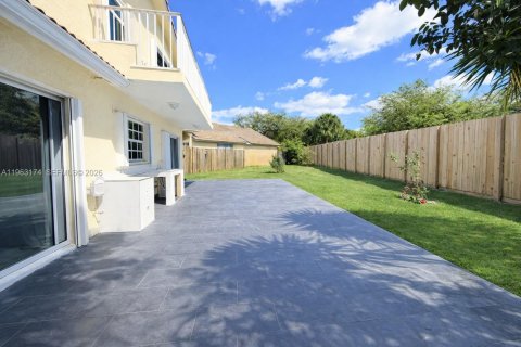 House in Miami, Florida 4 bedrooms, 186.18 sq.m. № 2025698 - photo 8