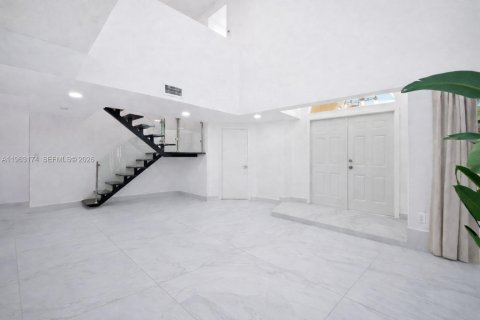 House in Miami, Florida 4 bedrooms, 186.18 sq.m. № 2025698 - photo 2