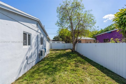 House in Miami, Florida 2 bedrooms, 67.45 sq.m. № 2031028 - photo 20