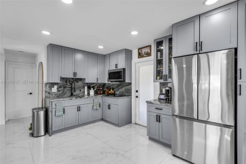 House in Miami, Florida 2 bedrooms, 67.45 sq.m. № 2031028 - photo 6