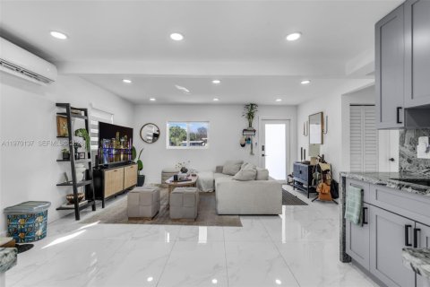 House in Miami, Florida 2 bedrooms, 67.45 sq.m. № 2031028 - photo 4