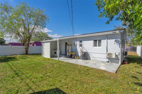 House in Miami, Florida 2 bedrooms, 67.45 sq.m. № 2031028 - photo 23