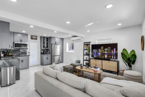 House in Miami, Florida 2 bedrooms, 67.45 sq.m. № 2031028 - photo 2