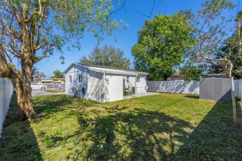 House in Miami, Florida 2 bedrooms, 67.45 sq.m. № 2031028 - photo 21