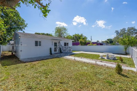 House in Miami, Florida 2 bedrooms, 67.45 sq.m. № 2031028 - photo 19