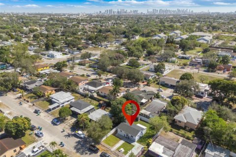 House in Miami, Florida 2 bedrooms, 67.45 sq.m. № 2031028 - photo 25