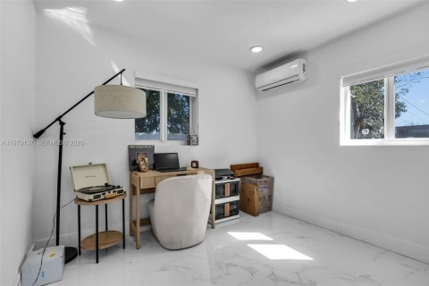 House in Miami, Florida 2 bedrooms, 67.45 sq.m. № 2031028 - photo 12