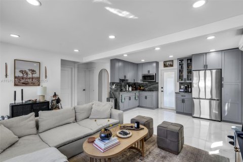 House in Miami, Florida 2 bedrooms, 67.45 sq.m. № 2031028